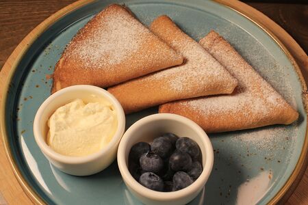 Блины со сметаной и голубикой