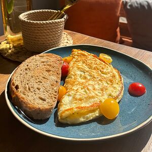 Омлет Моцарелла с соусом песто