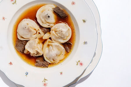 Пельмени с говядиной, сморчками и грибным бульоном