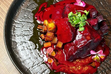 Томленая говядина в соусе борщ