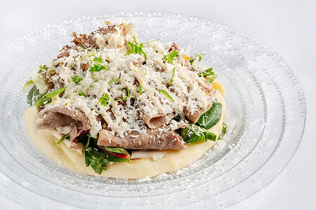 Лепёшка, язык и соус из тунца