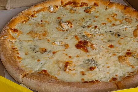 Пицца с грушей, грецкими орехами и сыром с голубой плесенью