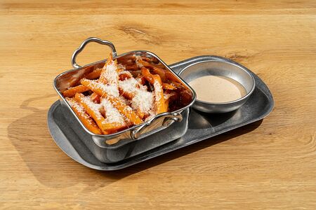 Батат фри, тартар кимчи, пармезан