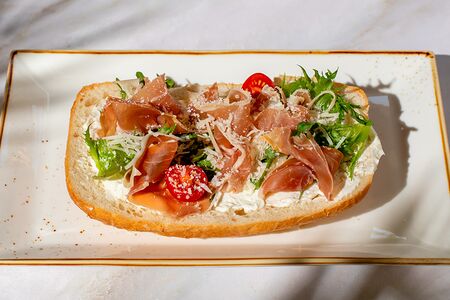 Пшеничный тост с пармской ветчиной 