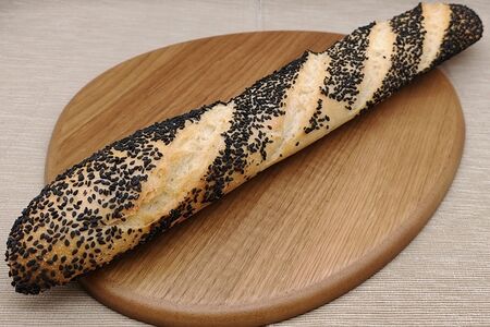 Багет большой с черным кунжутом