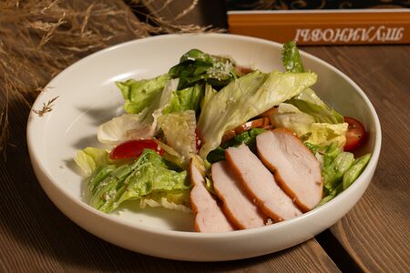 Салат с Курицей  и соусом из тунца