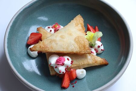 Кутабы с кубанской дыней и ягодным кремом