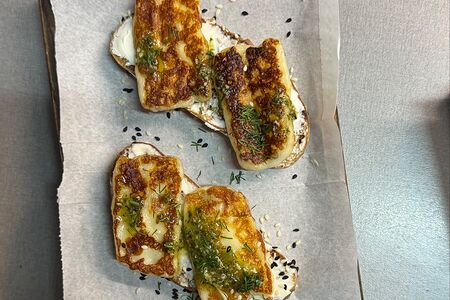 Брускетта с сыром халуми