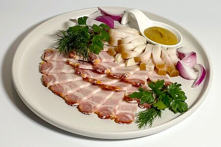 Домашнее сало с горчицей и луком
