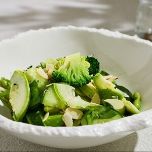 Зеленый салат с авокадо 