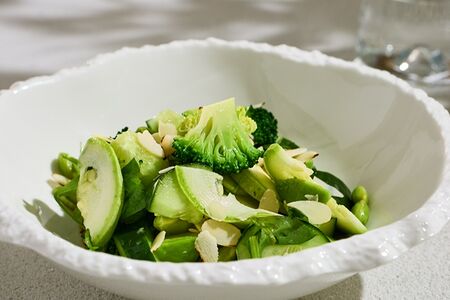 Зеленый салат с авокадо 