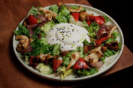 Тёплый салат с цыпленком