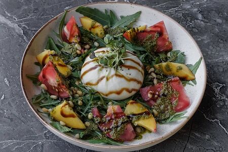 Буратта с розовыми томатами и сезонными фруктами