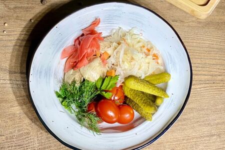 Ассорти маринованных овощей