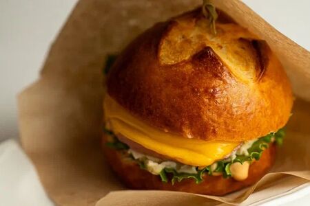 Утренняя булочка со скремблом и докторской колбасой