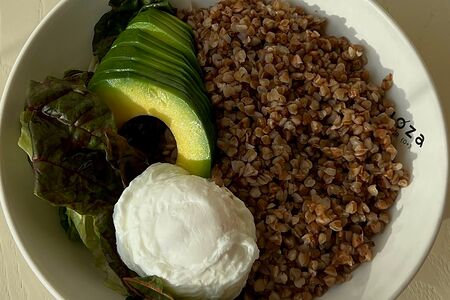 Гречневая каша с авокадо и яйцом пашот