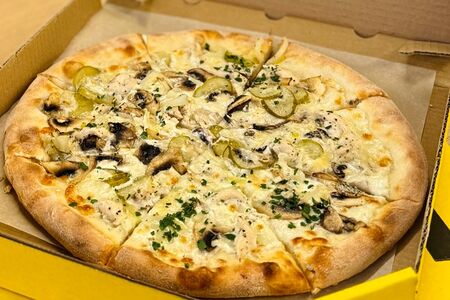 Пицца с куриным филе, шампиньонами и солеными огурчиками