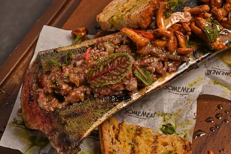 Тартар из говядины с мозговой косточкой и лисичками  