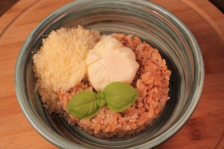 Булгур с яйцом пашот и пармезаном