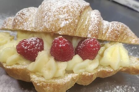 Круассан с заварным кремом и малиной