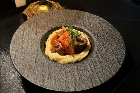 Телячьи щёчки с пюре из картофеля