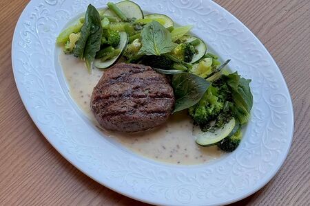 Бифштекс с  зелеными овощами и медово-горчичным соусом