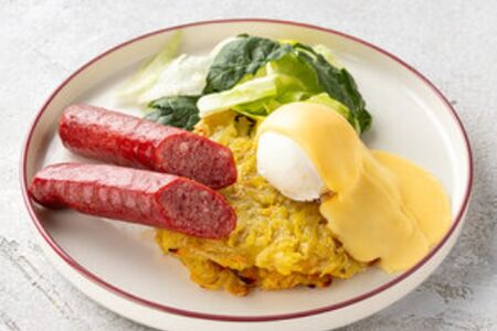 Драники с яйцом пашот и колбасками из говядины