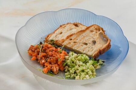 Тартар из лосося с авокадо и огурцом 