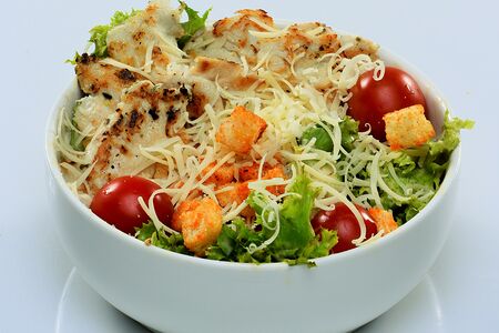 Салат Цезарь с курицей