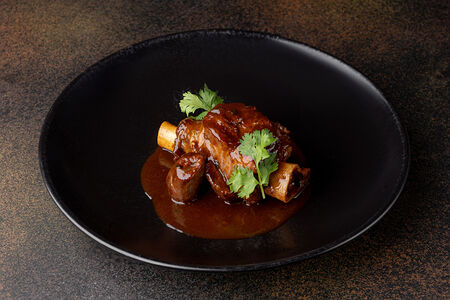 Томленая голень ягненка в соусе BBQ