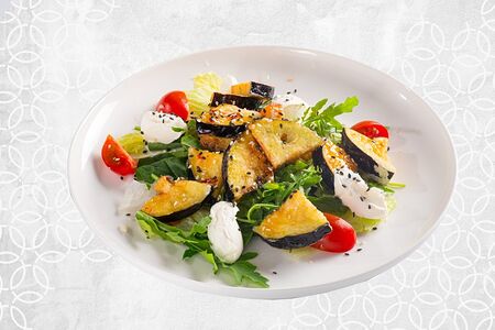 Теплый салат с хрустящими баклажанами