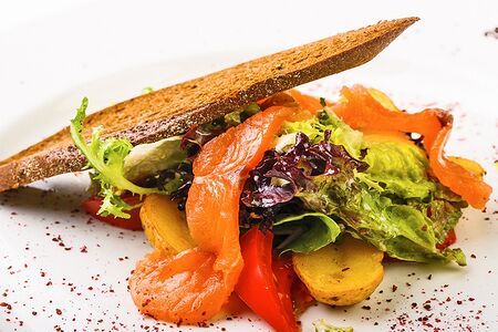 Бизнес-ланч Салат со слабосоленой семгой и авокадо