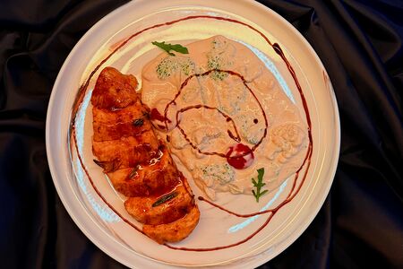 Куриный стейк с овощами в сливочном соусе