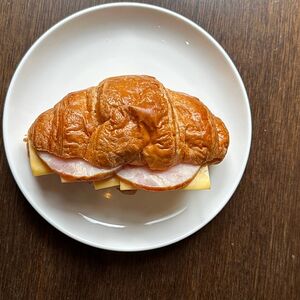 Круассан с ветчиной и сыром