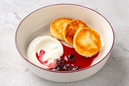 Сырники со сметаной и вишневым вареньем