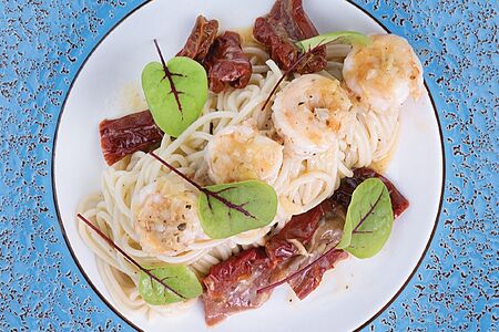 Имбирная паста с креветками и вялеными томатами