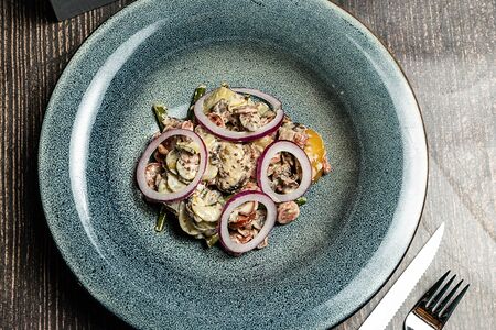 Баварский салат с колбасками