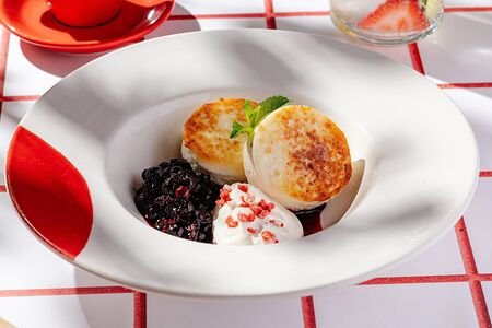 Сырники с ягодным конфи и сметаной