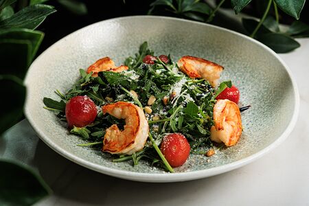 Салат с пряной руколой, сочными креветками и гуакамоле