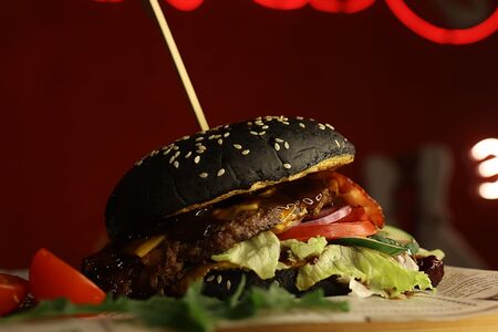 Гусь под вишенкой