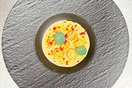 Сахалинские гребешки с соусом из белых грибов