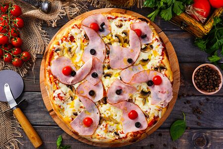 Пицца с ветчиной и грибами 