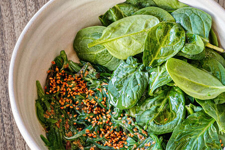 Чука, шпинат, кунжутный дрессинг