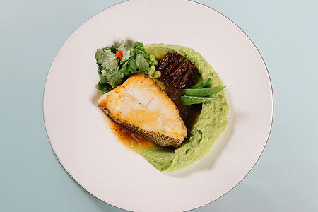 Палтус с кремом из картофеля и шпинатом