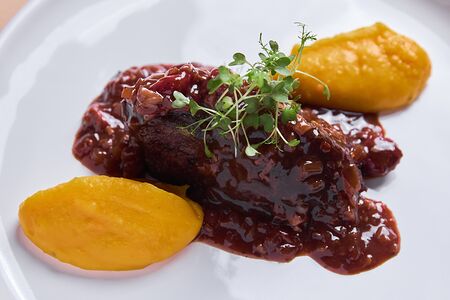 Томленые говяжьи щечки