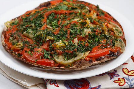 Тонкая лепёшка с зелёными помидорами, цицмати и сыром