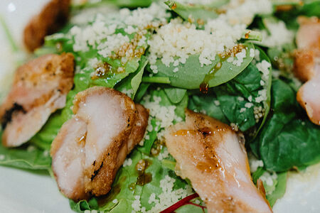 Салат с цыплёнком гриль