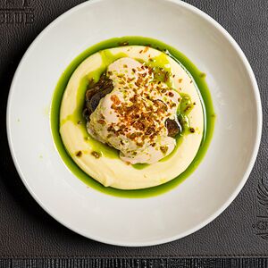 Томленые говяжьи щеки с пюре и криспи луком