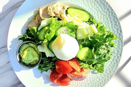 Салат с курицей и яйцом пашот