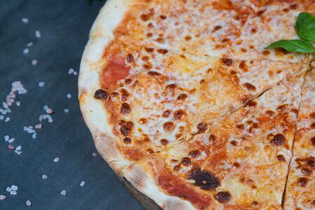 Пицца с томатным соусом, моцареллой и свежим базиликом